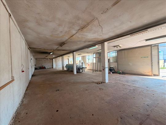 Hala 220 m² za izdavanje | Zemun | 