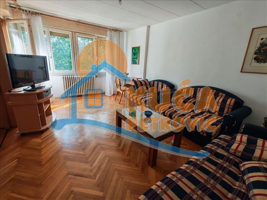 Izdaje se trosoban stan pored pijace Boško Buha, 6