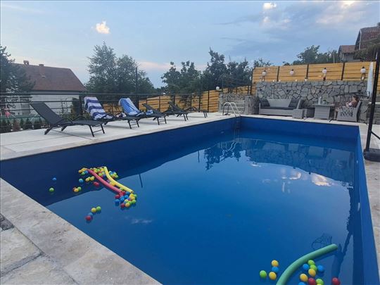 Luksuzna kuća sa bazenom i sportskim terenom