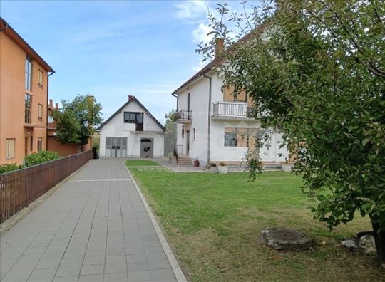 Na prodaju porodična kuća – 240 m² na placu od 10