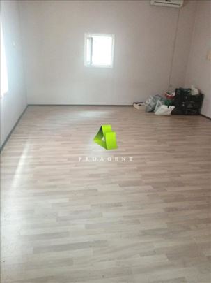 Poslovni kompleks na placu od 6ari, Donji Komren I
