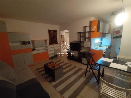 Uknjižena i renovirana garsonjera na odličnoj loka