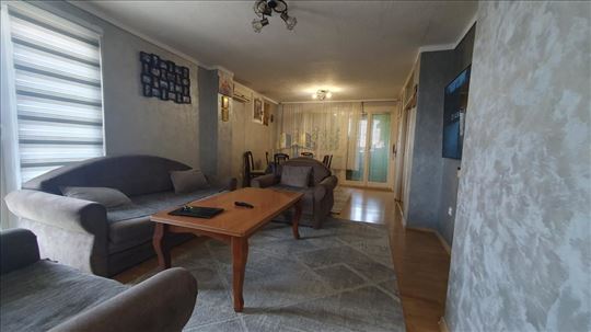 Blok 62, odličan dvoiposoban 75m2, adaptibilan