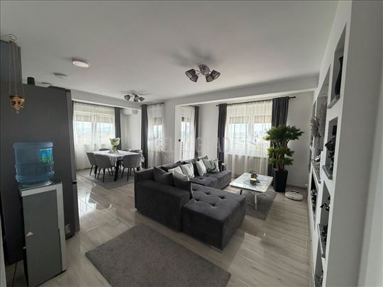 Centar Mladenovca, namešten duplex, parking mesto
