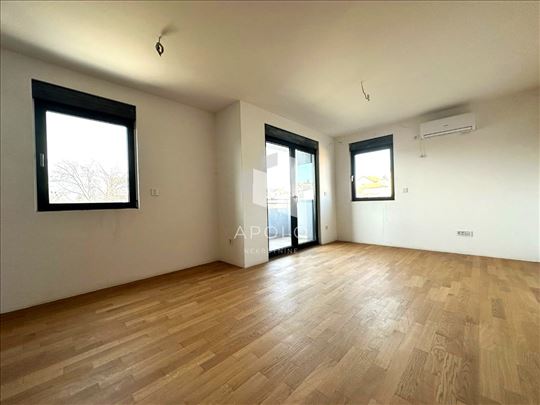 Dvosoban stan, terasa 40m2, novogradnja, uknjižen