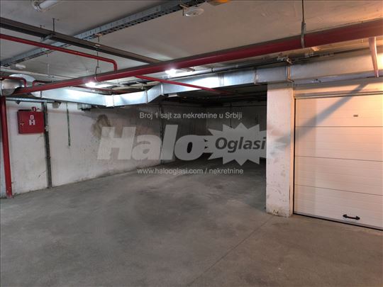 Garažno mesto 13 kvadrata kod Ada Malla