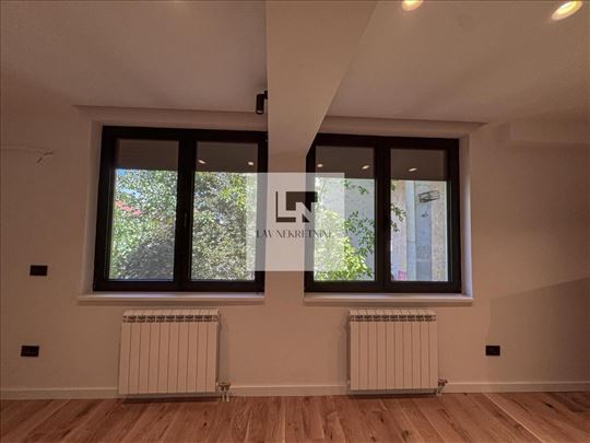 Izdaje se lux jednosoban stan na Senjaku