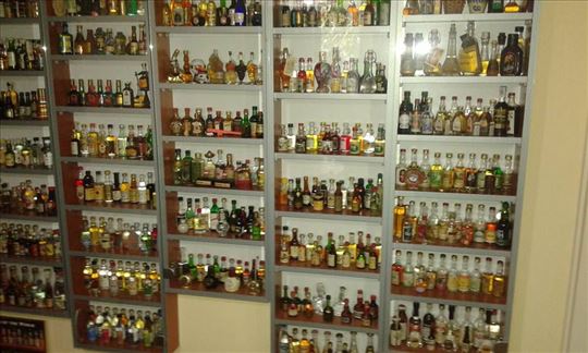 Kolekcionarska zbirka minijaturnih flašica alkohol