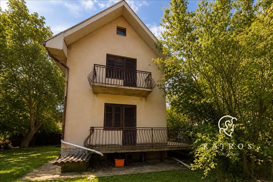 Kuća sa velikim dvorištem na 11 ari – Mladenovac