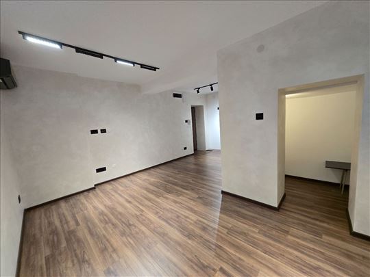 LUX renoviran, uknjižen, svetao, odmah useljiv