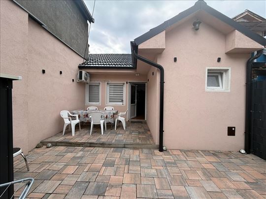 Zemun - Cara Dšana - zasebna kuća - 55m2