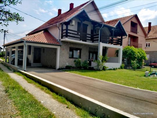 Lazarevac dve useljive kuće 197+110 na 5.13ari