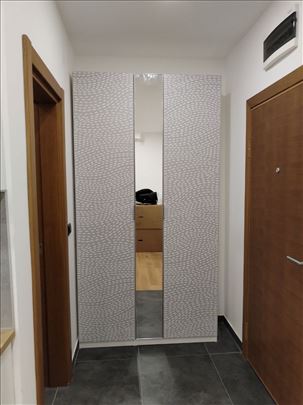 Nov, odmah useljiv, 30m2 + terasa + parking