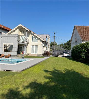 Vila sa bazenom 150m od Dunava uknjižena 1/1