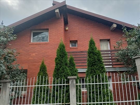 Zasebna porodična kuća, fasadna opeka, uknjiženo