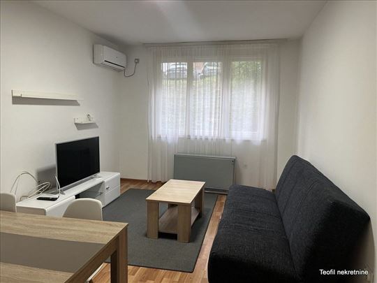 Karaburma 36 dvosoban,renoviran, namešten, useljiv