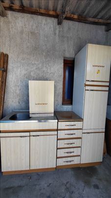Komplet kuhinja sa jednodelnom sudoperom