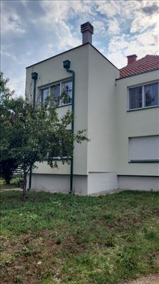 2 kuće, 40 ari placa, 200m2 ekonomski objekat