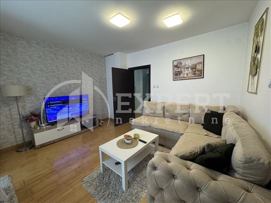 Izdaje se dvoiposoban stan na Panteleju, 64m2