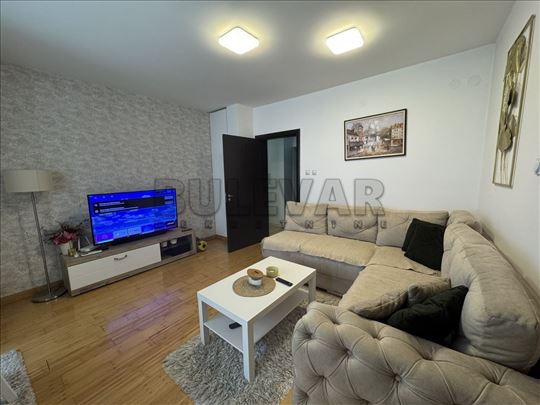 Izdaje se dvoiposoban stan na Panteleju, 64m2