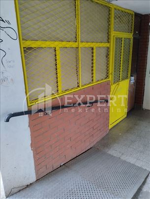 Izdaje se lokal-trafika na Bulevaru Nemanjića, 7m2