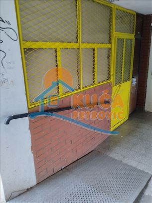 Izdaje se lokal-trafika na Bulevaru Nemanjića, 7m2