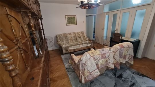 Izdaje se trosoban namešten stan u blizini Delta t