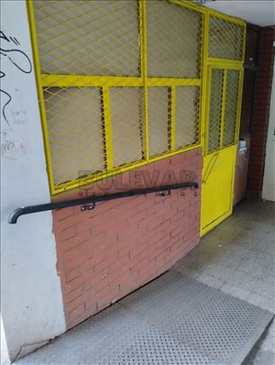 Izdaje se lokal-trafika na Bulevaru Nemanjića, 7m2