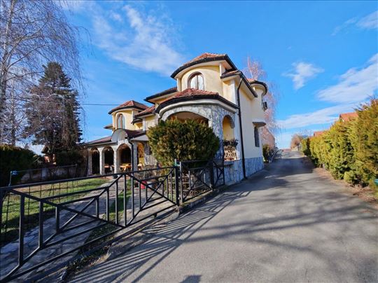 Porodična kuća 254 m² – SURČIN