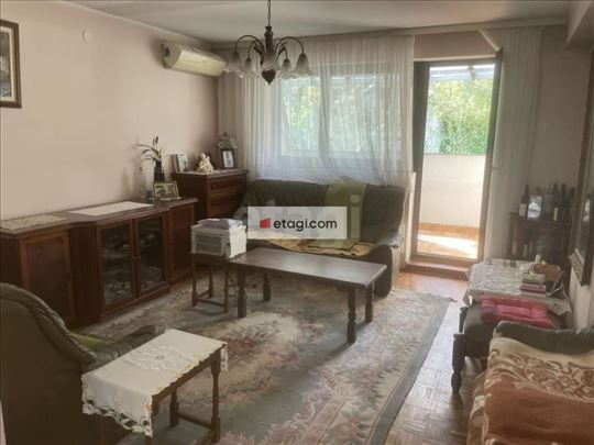 UknjiŽen Četvorosoban Stan Od 109 m² Sa GaraŽom Na