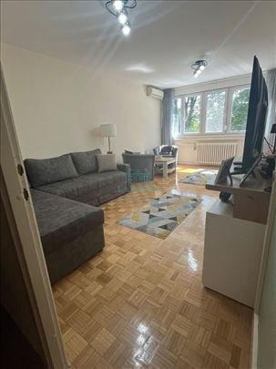 Useljiv, kompletno renoviran, velika terasa