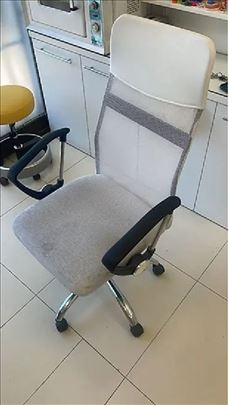 Ergonomska kancelarijska stolica sa mrežastim nasl