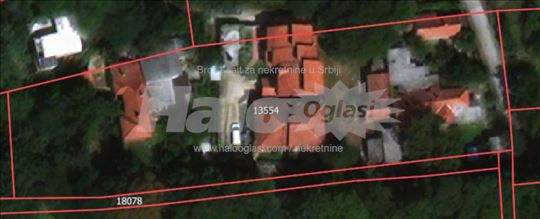 Plac na Zvezdari sa dve kuće, odlična lokacija