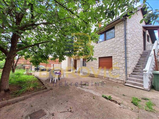 Surčin centar, 202m2, 4.42 ara placa