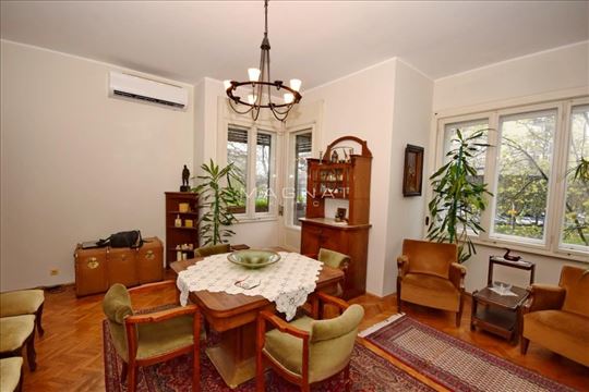 Zemun- Karađorđev trg - raskošan salonski stan sa