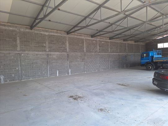 Borča-put za Ovču,hala,400m2