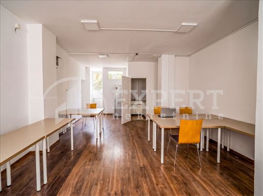 Izdaje se lokal na Crvenom pevcu, 70m2