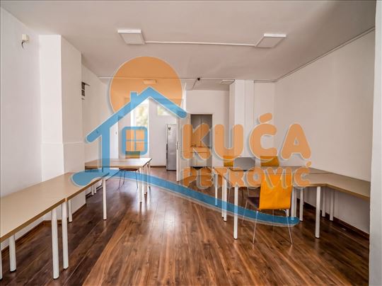 Izdaje se lokal na Crvenom pevcu, 70m2