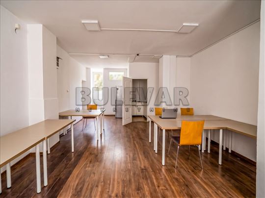 Izdaje se lokal na Crvenom pevcu, 70m2