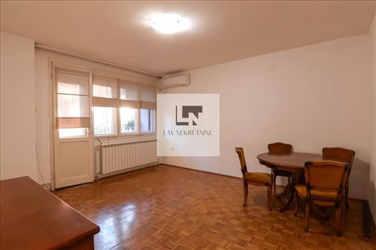 Izdaje se veliki i komforan stan na Banovom brdu