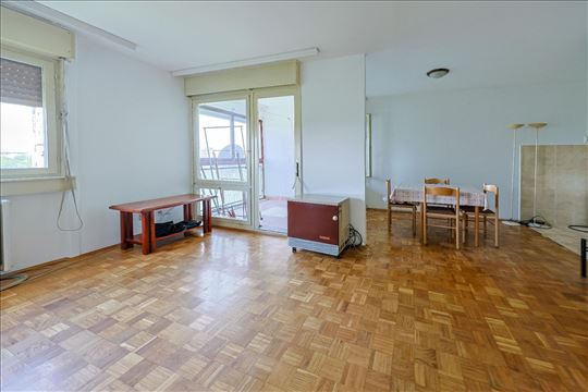 Svetao stan sa otvorenim pogledom odlična lokacija