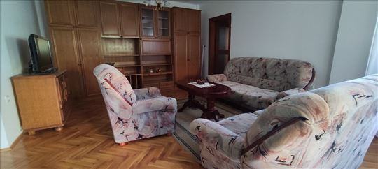 Trosoban stan na Novoj Detelinari. Odmah useljiv.