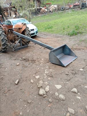 Traktorski utovarivač