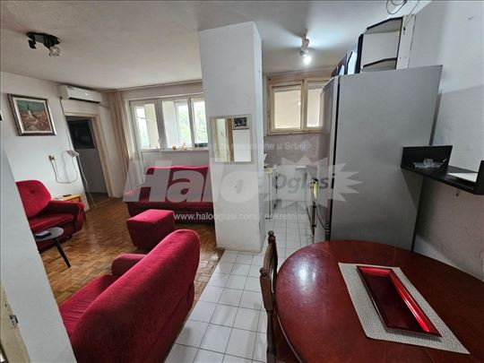 VLASNIK izdaje trosoban stan 120m2 Beograd