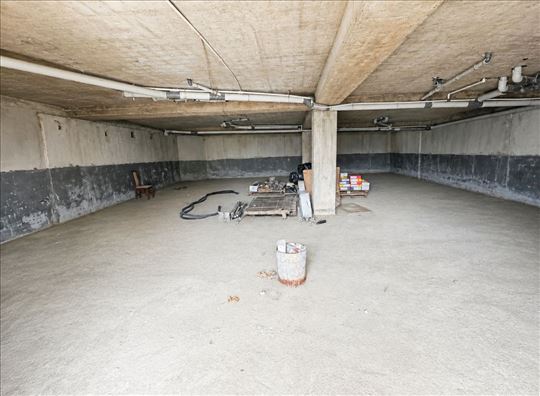 Garaža 200 m2,Rakovica,potencijal!