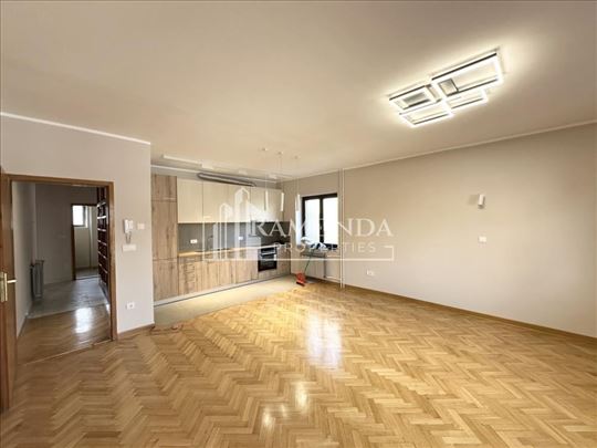 Izdavanje kuce od 300m2 na Bezanijskoj Kosi ID#322