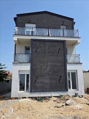 Surčin, novogradnja, prvi sprat, rok sept. 2026. g