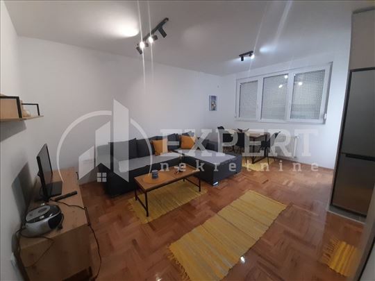 Izdaje se 1.5 lux stan, centar - Crveni Pevac, sa 