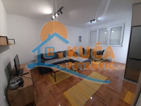 Izdaje se 1.5 lux stan, centar - Crveni Pevac, sa