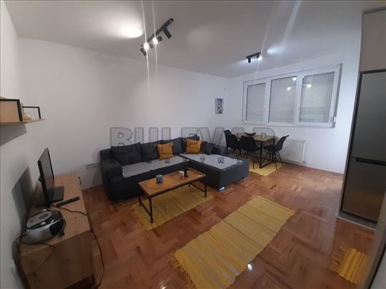 Izdaje se 1.5 lux stan, centar - Crveni Pevac, sa 